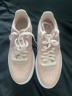 Nike Women's Low-Top Sneakers in Light Pink and White 7.5w